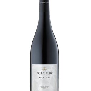 colombo pinot nero apertura bottiglia di vino rosso prodotto in Italia, nel monferrato astigiano in Piemonte