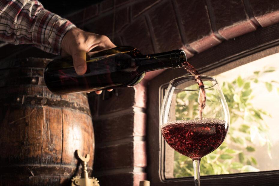 come degustare il vino immagine dell'atto di versare il vino rosso in un bicchiere