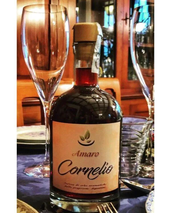 cornelio amaro bottiglia di liquore prodotto in Italia, in Piemonte