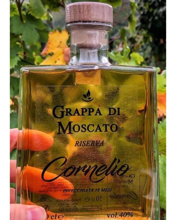 cornelio grappa di moscato invecchiata bottiglia di distillato prodotto in Italia, in Piemonte