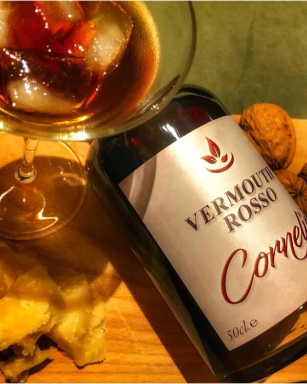 cornelio vermouth rosso bottiglia di vino aromatizzato prodotto in Italia, in Piemonte