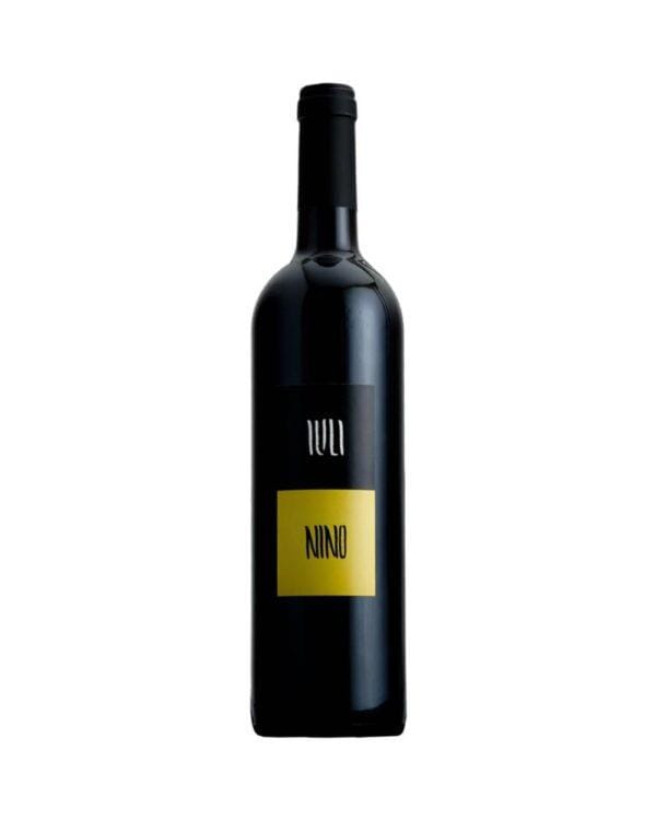 iuli pinot nero nino bottiglia di vino rosso prodotto in Italia, nel monferrato