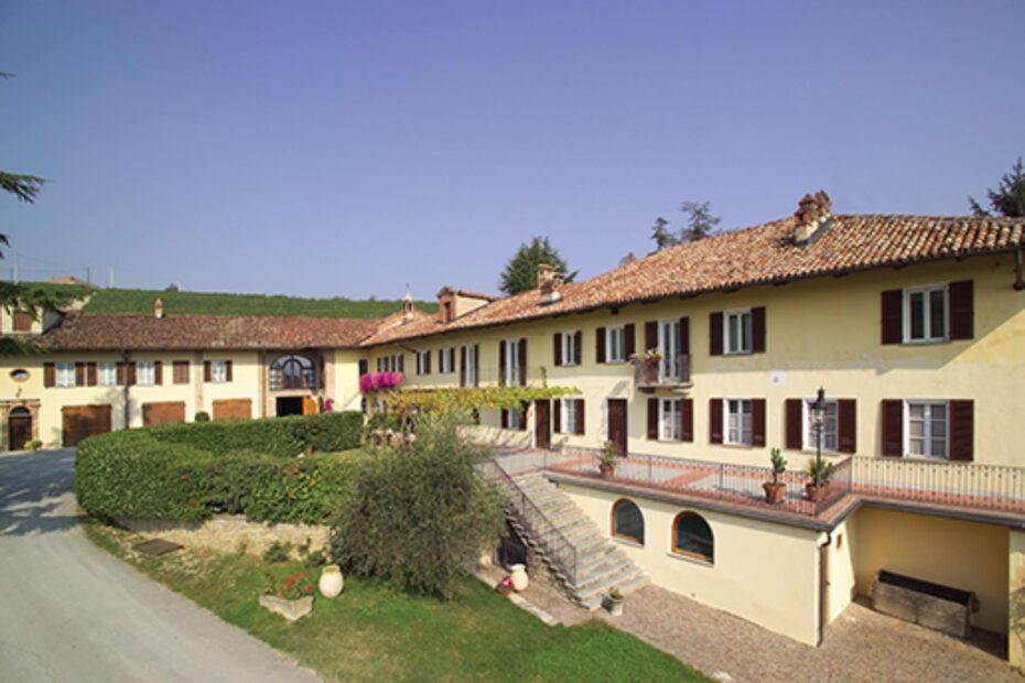 casa vinicola poderi oddero vista esterna di parte della cantina