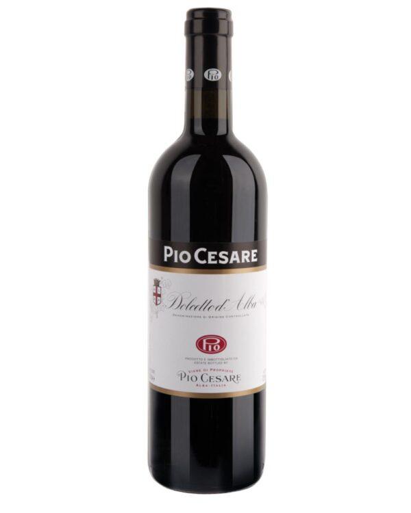 pio cesare dolcetto d'alba bottiglia di vino rosso prodotto in Italia, nella zona delle Langhe in Piemonte