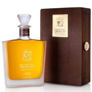 berta grappa Tre soli Tre bottiglia di distillato prodotto in Italia, nella zona del monferrato astigiano in Piemonte