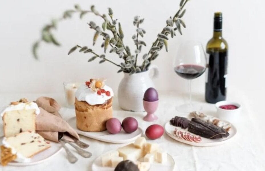 vini di pasqua vista di una tavola imbandita con piatti, bicchiere e bottiglia di vino