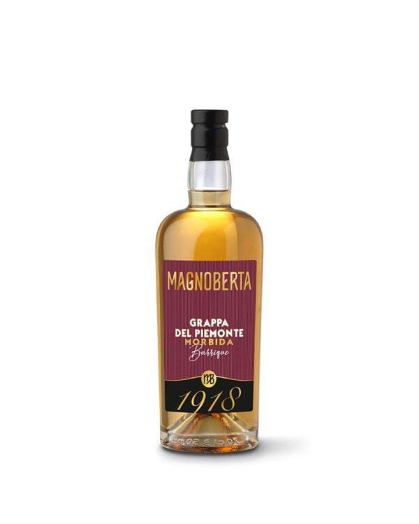 magnoberta grappa morbida barricata bottiglia di distillato prodotto in Italia, in Piemonte