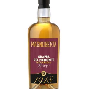 magnoberta grappa morbida barricata bottiglia di distillato prodotto in Italia, in Piemonte