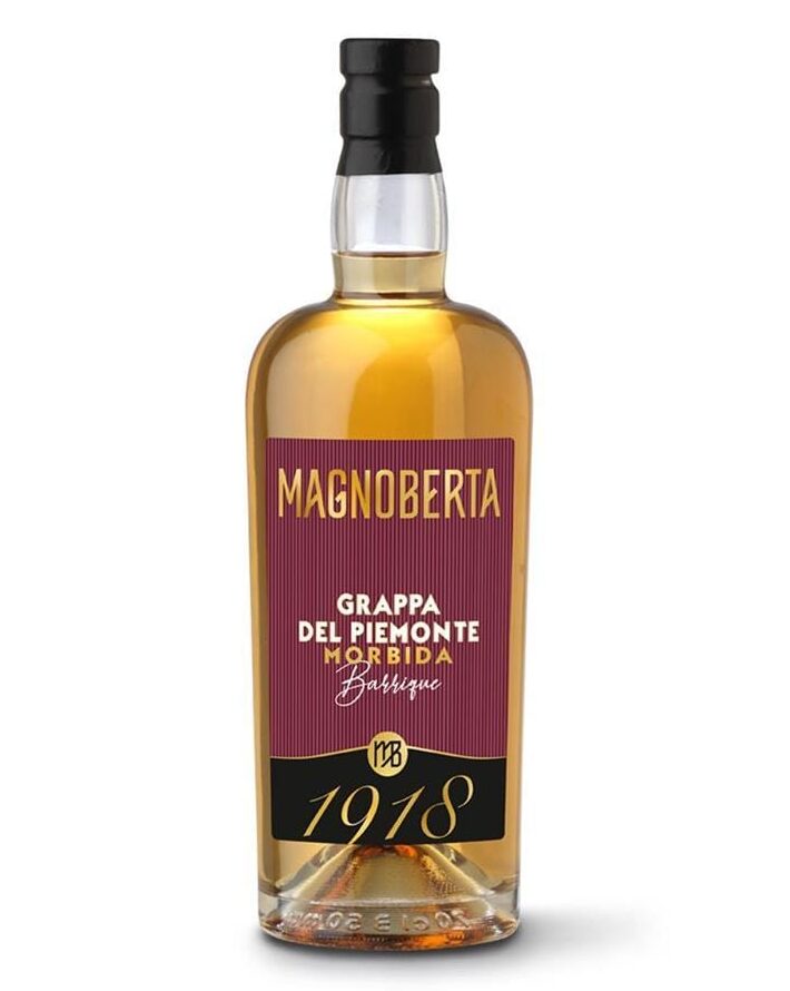 Magnoberta Grappa morbida Barricata (0,7lt.) Sorprendente 1 magnoberta grappa morbida barricata bottiglia di distillato prodotto in Italia, in Piemonte