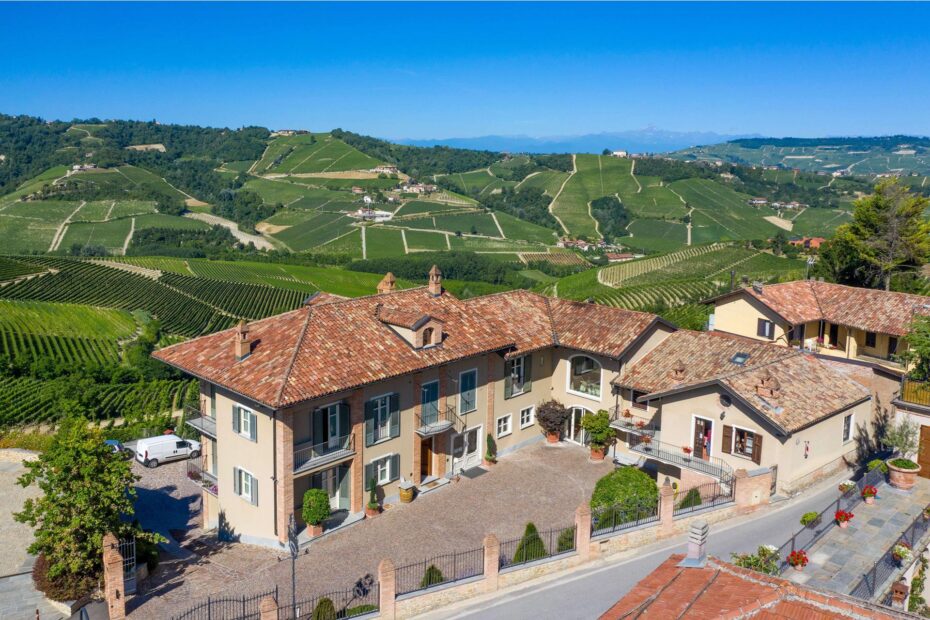 casa vinicola massolino vista della cantina e del panormama circostante delle vigne e del paesaggio